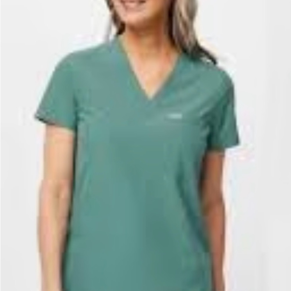 FIGS Catarina one pocket top and Zamora joggers